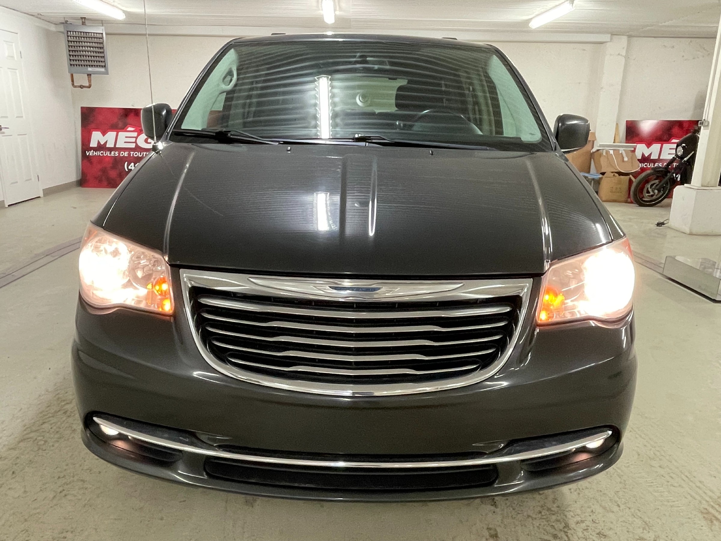 2012 Chrysler Town & Country Touring - 182,349km