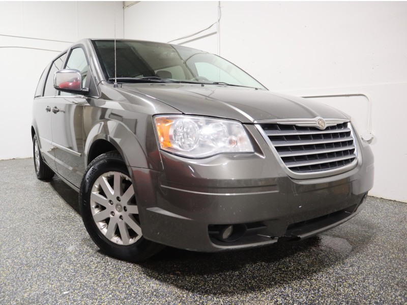 2010 Chrysler Town & Country Touring - 238,000km