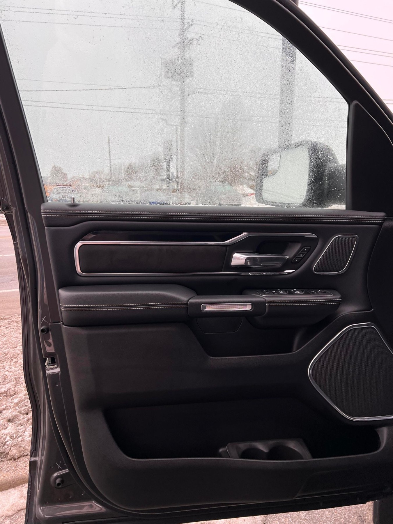2022 RAM 1500 Laramie - km