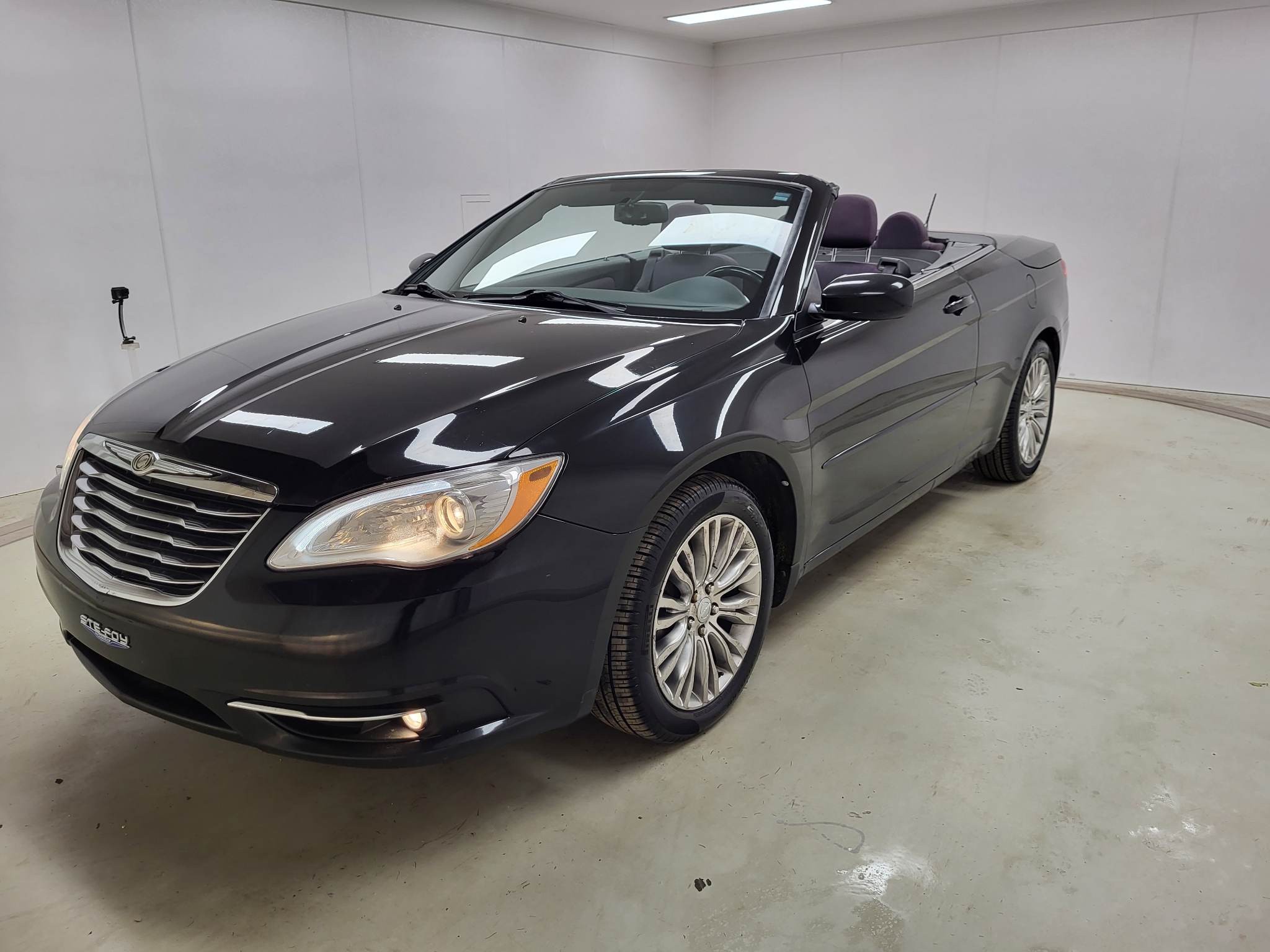 2013 Chrysler 200 Touring - 128,554km