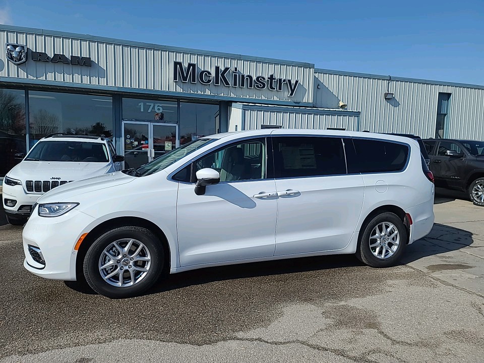 2023 Chrysler Pacifica Touring-L - 15km