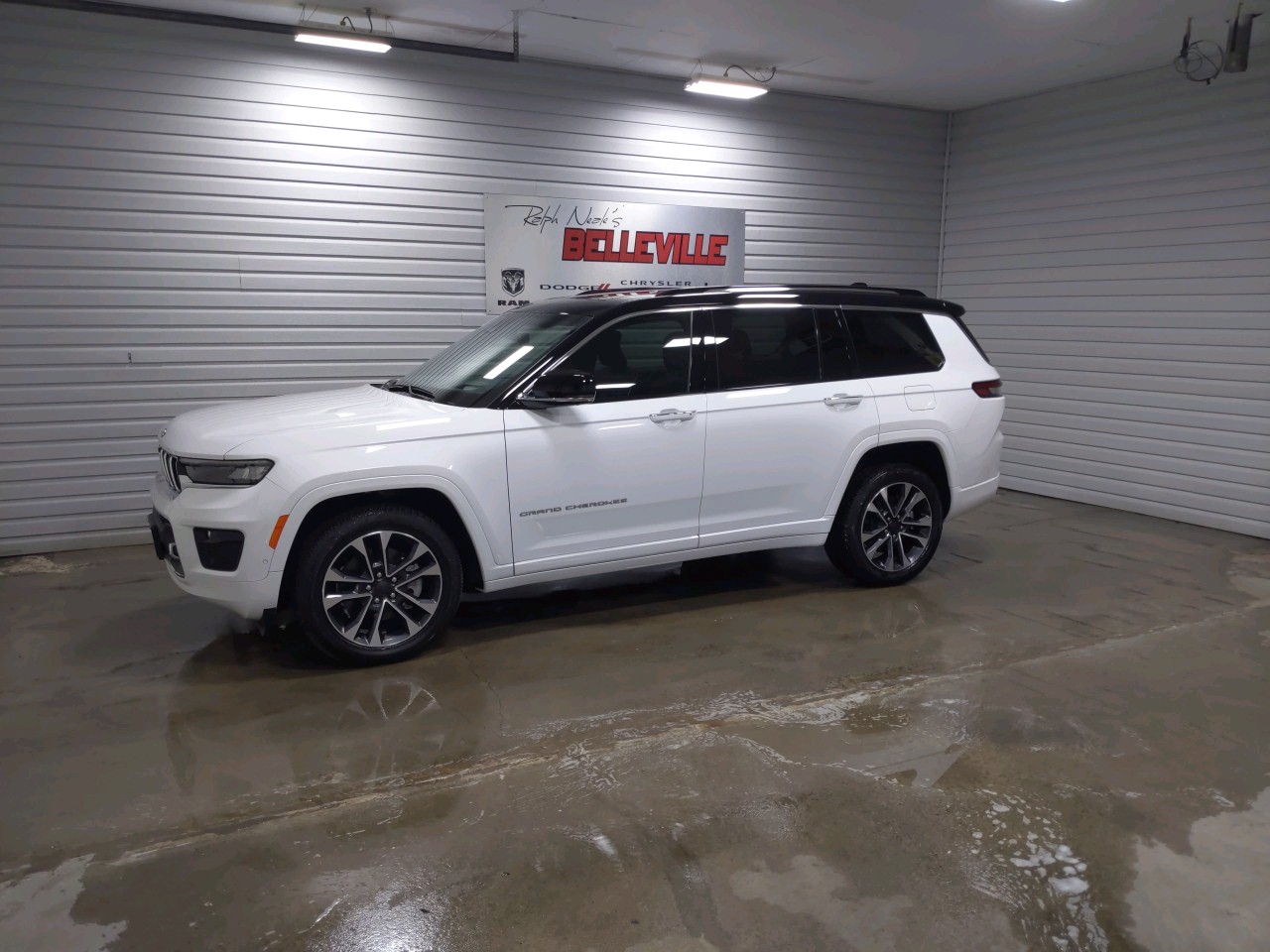 2022 Jeep Grand Cherokee L Overland - 5,625km