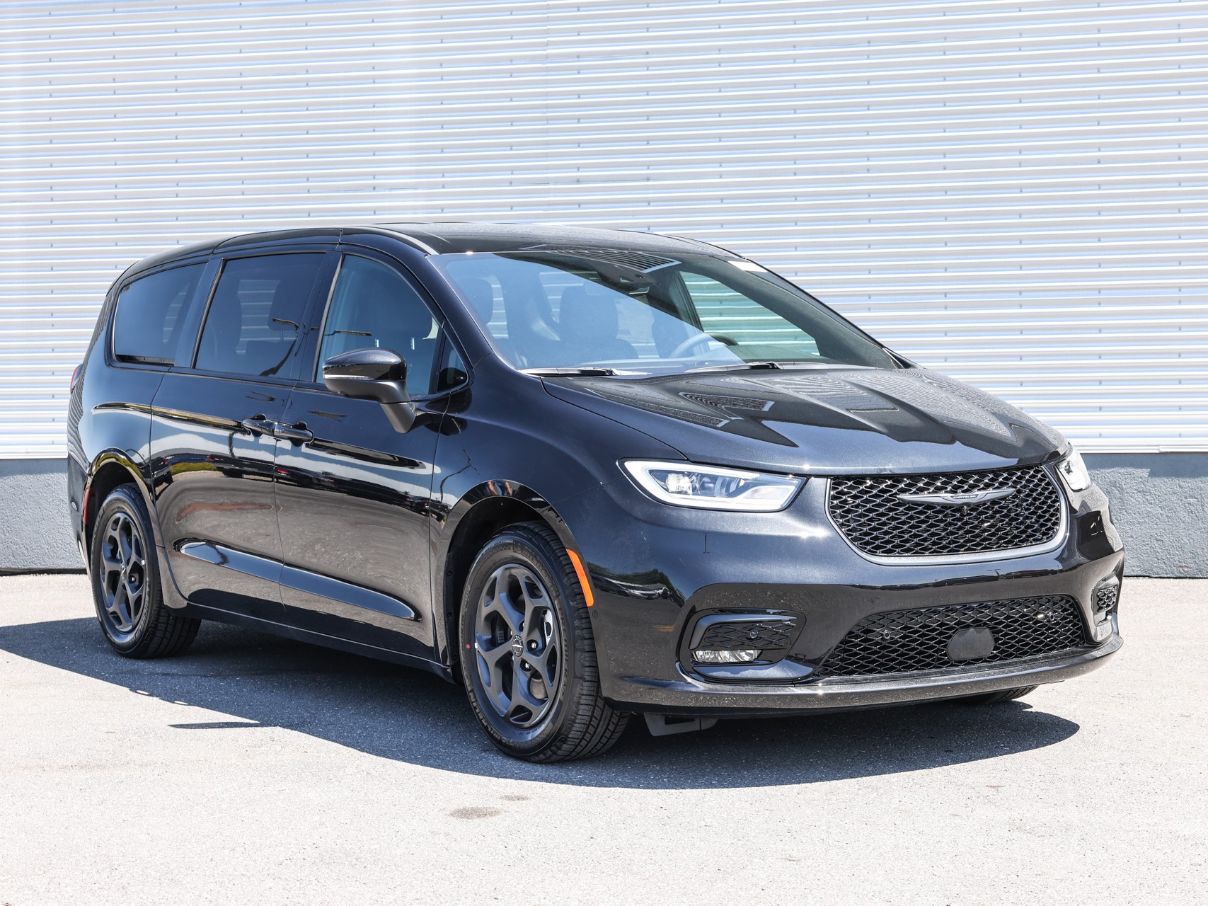 2023 Chrysler Pacifica Hybrid Touring-L - 10km