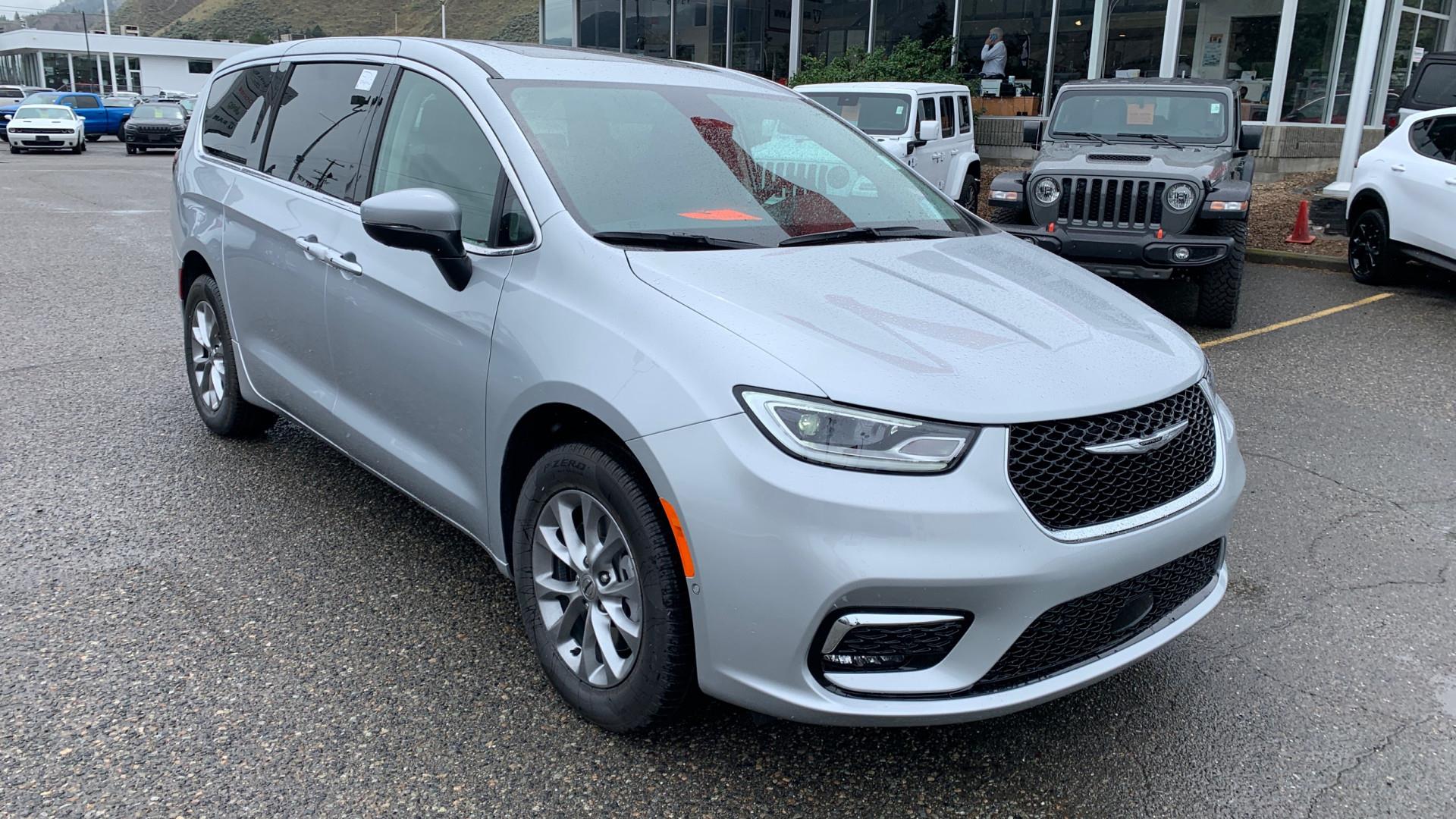 2023 Chrysler Pacifica Touring-L - 15km