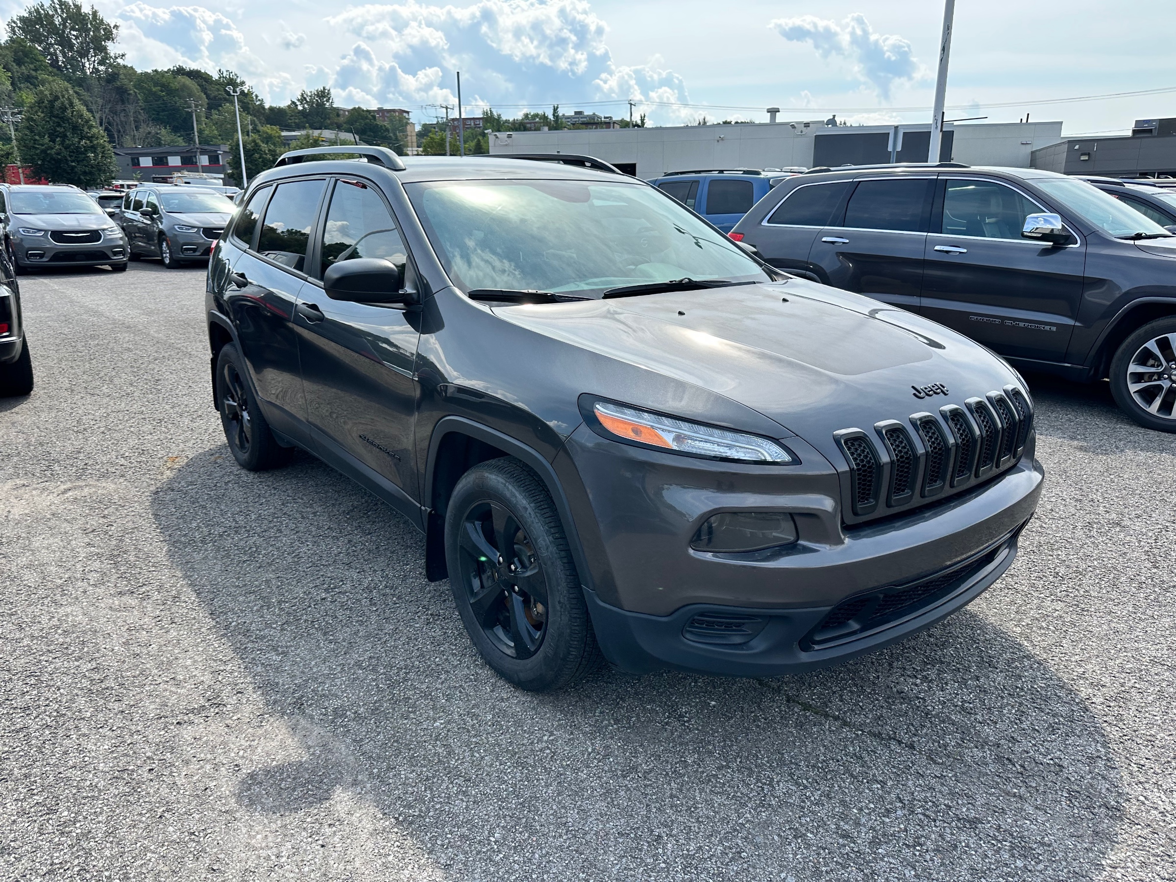 2017 Jeep Cherokee Sport - 165,000km