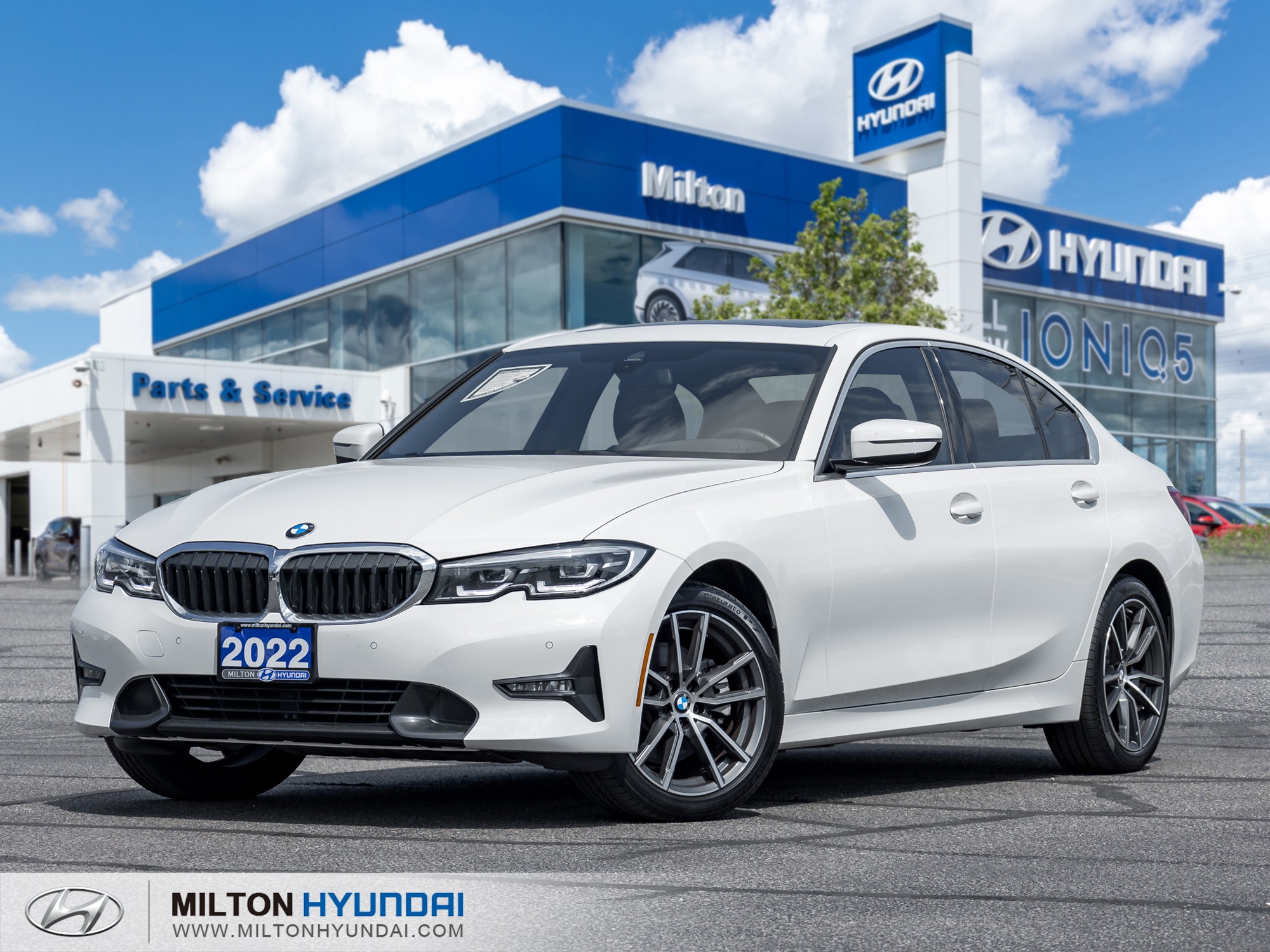 2022 BMW 330i xDrive - 10,004km