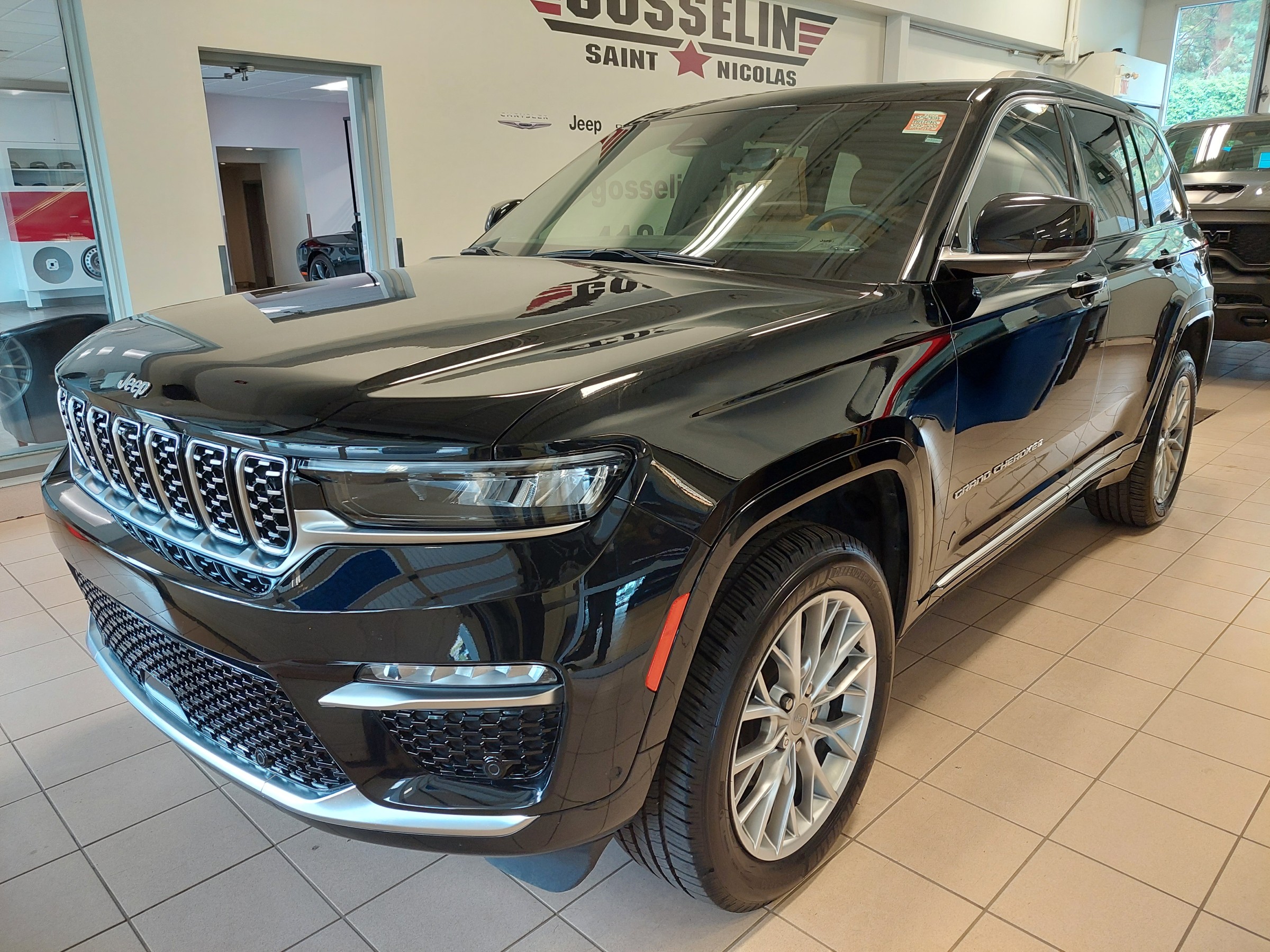 2023 Jeep Grand Cherokee Summit - 17,200km