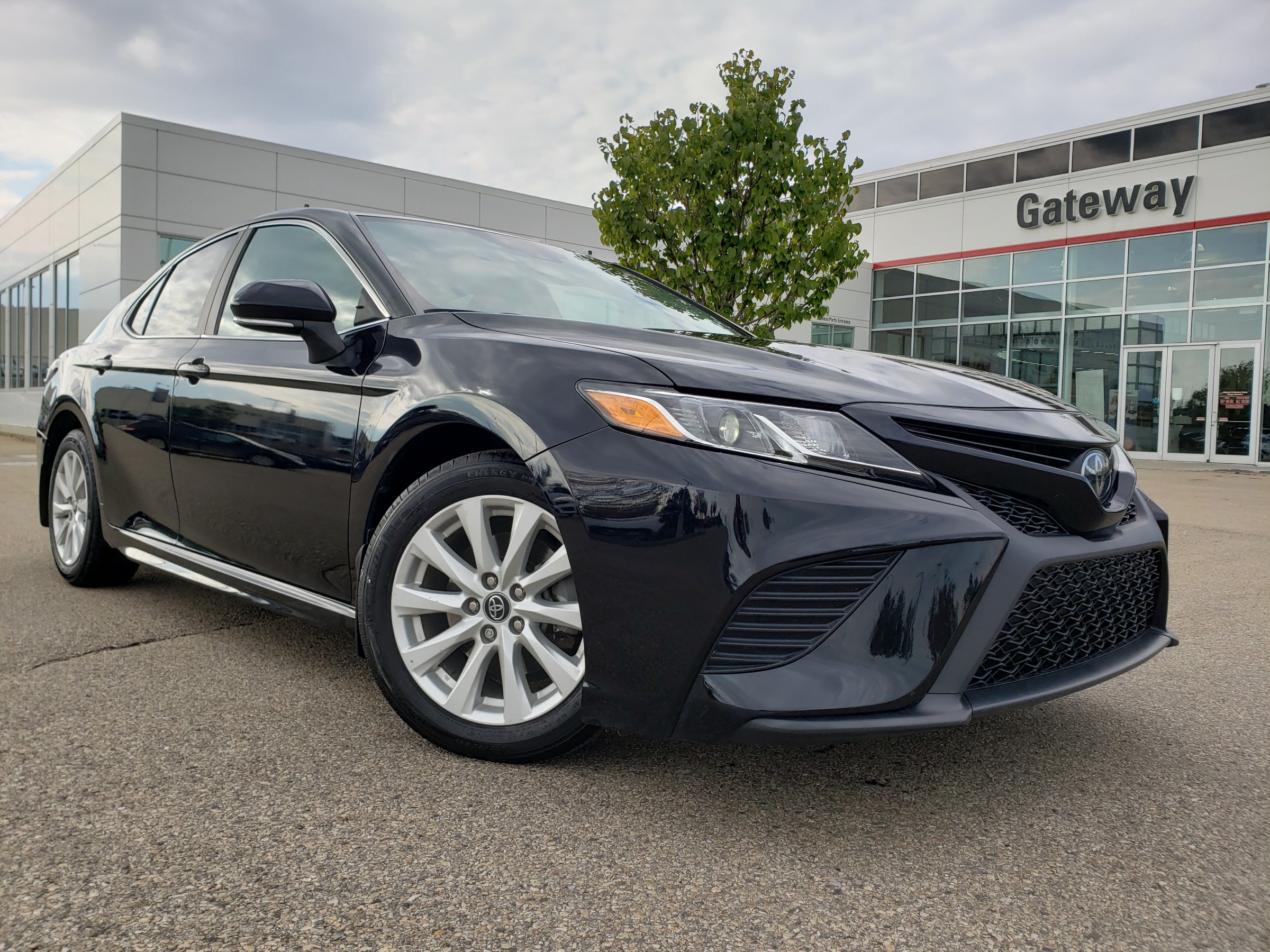 2020 Toyota Camry SE - 56,911km