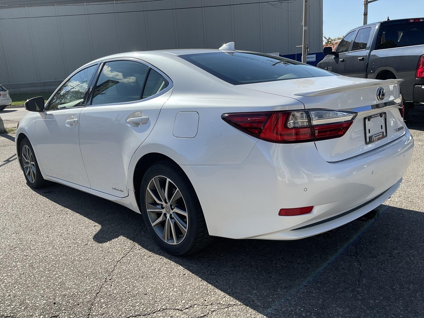 2016 Lexus ES 300h