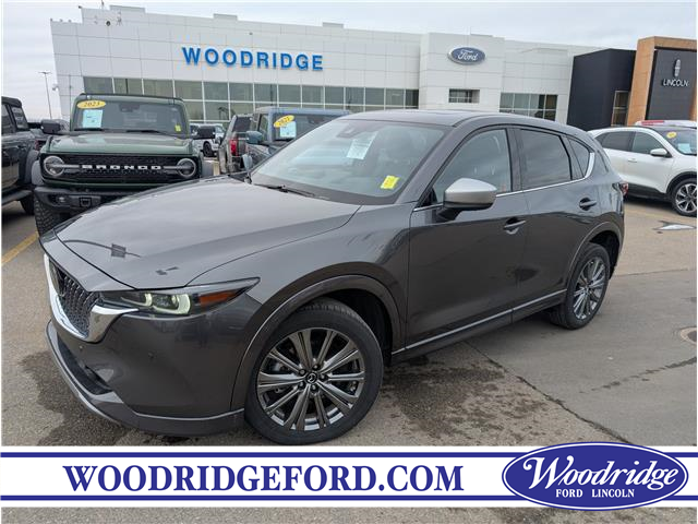 2024 Mazda CX-5 Signature (Stk: 32105A) in Calgary - Image 1 of 45