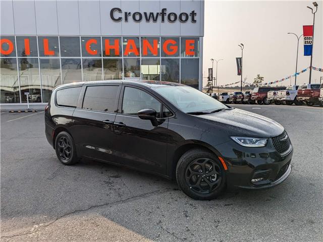 2023 Chrysler Pacifica Hybrid Touring-L (Stk: 238402) in Calgary - Image 1 of 25