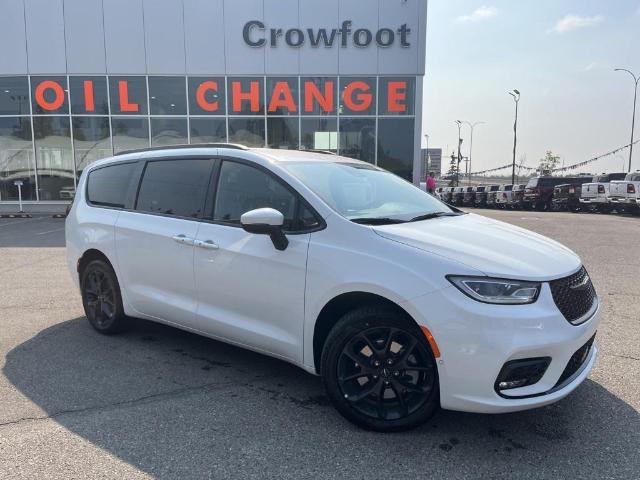 2023 Chrysler Pacifica Touring-L (Stk: 238318) in Calgary - Image 1 of 28