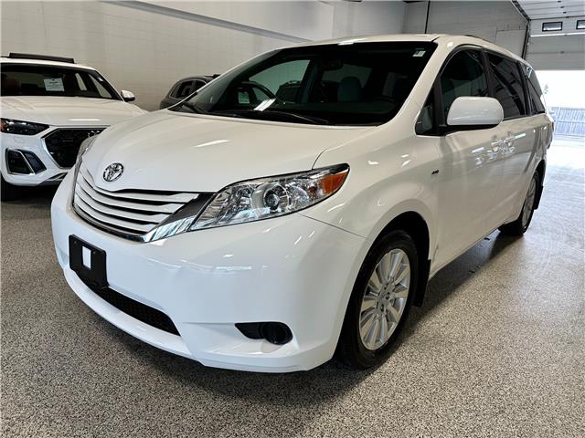 2017 Toyota Sienna LE 7 Passenger (Stk: P13256) in Calgary - Image 1 of 14