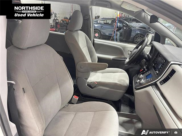 2019 Toyota Sienna 7-Passenger (Stk: V25477A) in Sault Ste. Marie - Image 14 of 24