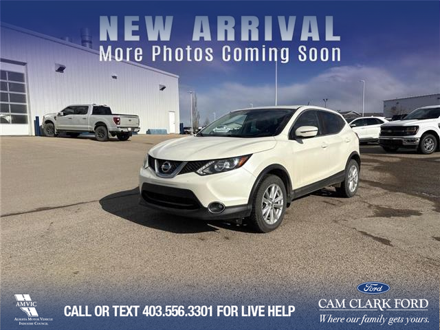 2017 Nissan Qashqai SV (Stk: U37400) in Red Deer - Image 1 of 7