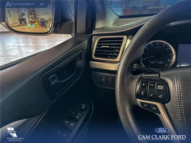 2019 Toyota Highlander LE (Stk: P14716) in Airdrie - Image 17 of 25