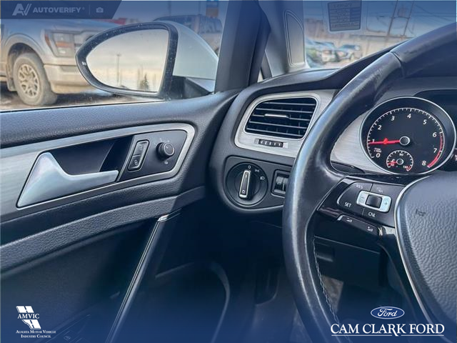 2016 Volkswagen Golf 1.8 TSI Comfortline (Stk: P6931) in Olds - Image 17 of 25