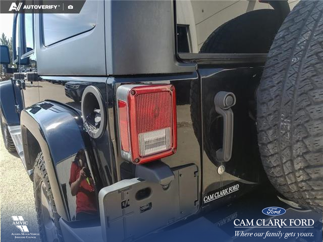 2018 Jeep Wrangler JK Unlimited Sahara (Stk: U38059) in Red Deer - Image 11 of 25