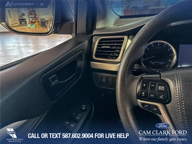 2019 Toyota Highlander LE (Stk: P14716) in Airdrie - Image 17 of 25
