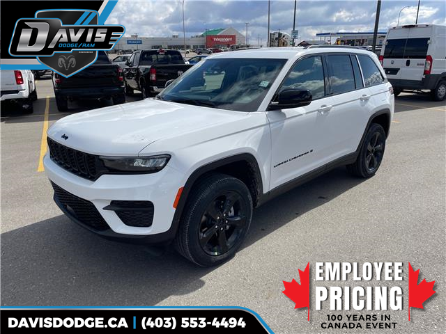 2025 Jeep Grand Cherokee Laredo (Stk: 24998) in Fort Macleod - Image 1 of 7