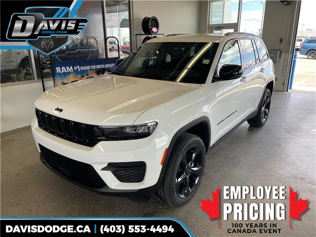 2025 Jeep Grand Cherokee Laredo (Stk: 24998) in Fort Macleod - Image 1 of 11