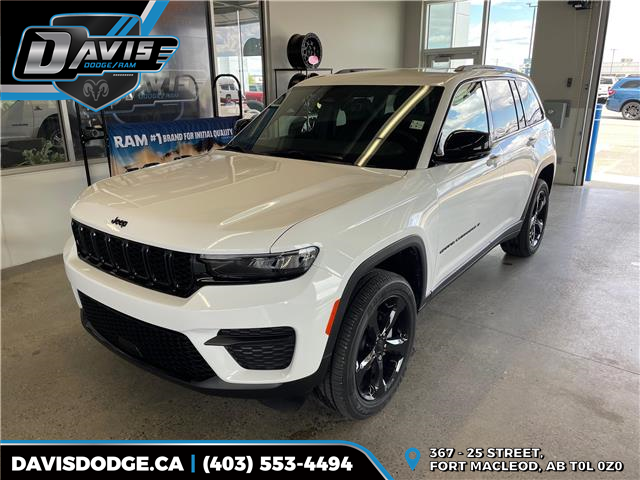 2025 Jeep Grand Cherokee Laredo (Stk: 24998) in Fort Macleod - Image 1 of 11