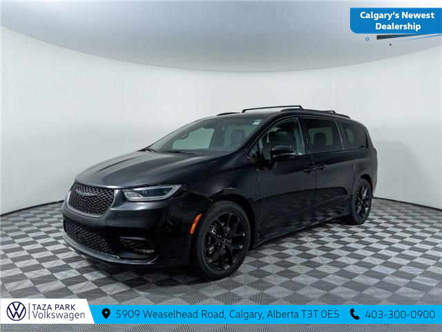 2024 Chrysler Pacifica Touring-L (Stk: TU0213) in Calgary - Image 1 of 22