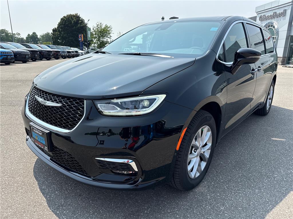 2025 Chrysler Pacifica Select Black at $59,303
