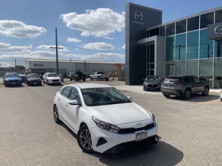 2022 Kia Forte5 EX (Stk: UM3232) in Chatham - Image 1 of 23