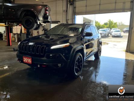 2016 Jeep Cherokee Trailhawk (Stk: P141944) in Orillia - Image 1 of 11