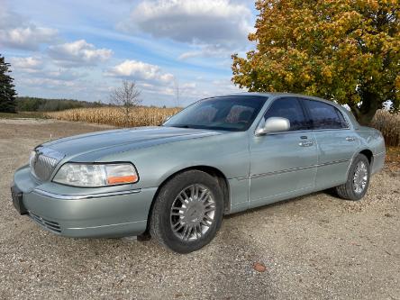 2007 Lincoln Town Car Signature Limited (Stk: 22050B) in New Hamburg - Image 1 of 11