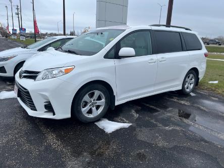 2020 Toyota Sienna LE 8-Passenger (Stk: 23200A) in Steinbach - Image 1 of 8