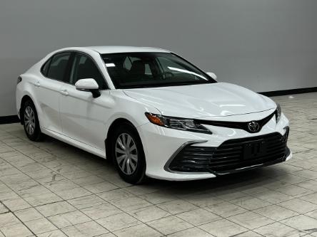 2022 Toyota Camry LE (Stk: U658746) in Courtenay - Image 1 of 17