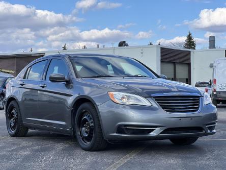 2013 Chrysler 200 LX (Stk: ZF883AXXZ) in Waterloo - Image 1 of 17