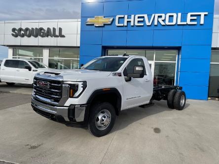 2024 GMC Sierra 3500HD Chassis SLE (Stk: 256929) in Fort MacLeod - Image 1 of 12