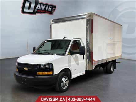 2024 Chevrolet Express Cutaway Work Van (Stk: 302886) in Lethbridge - Image 1 of 15