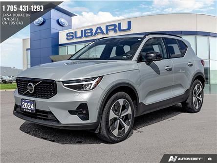 2024 Volvo XC40 B5 Plus Dark Theme (Stk: 20U2799R) in Innisfil - Image 1 of 23 2024 Volvo XC40 B5 Plus Dark Theme (Stk: 20U2799R) in Innisfil - Image 1 of 23