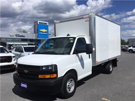 2025 Chevrolet Express Cutaway Work Van (Stk: R0137) in Cornwall - Image 1 of 26
