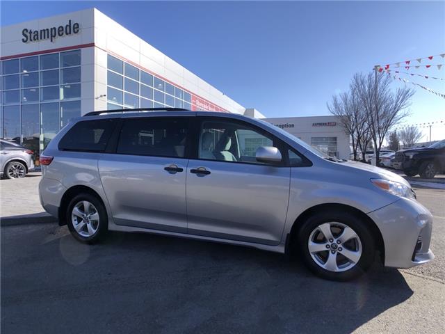 2018 Toyota Sienna 7-Passenger (Stk: 9948A) in Calgary - Image 1 of 23