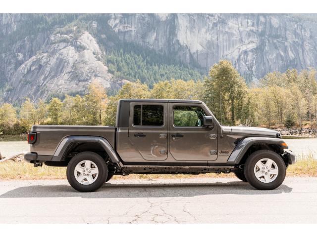 2022 Jeep Gladiator Sport S (Stk: GLM613) in Squamish - Image 1 of 22