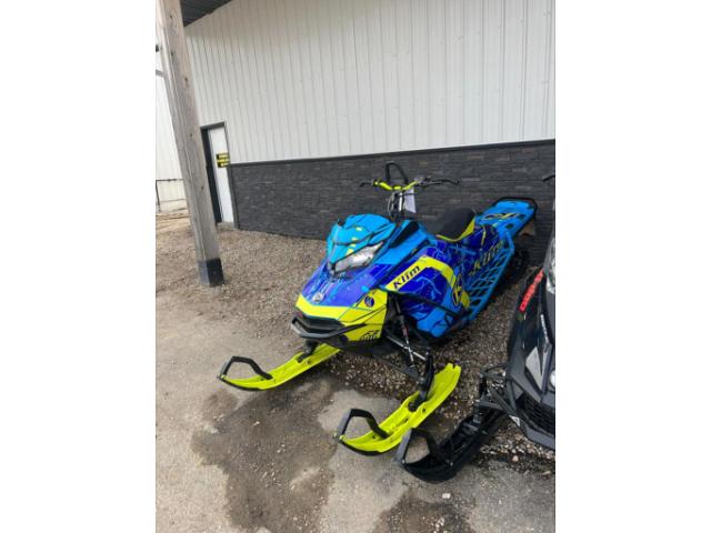 2018 Ski-Doo Summit® X® Electric PowderMax Light 2.5 FlexEdge R  (Stk: SKI18-000072) in Yorkton - Image 1 of 4