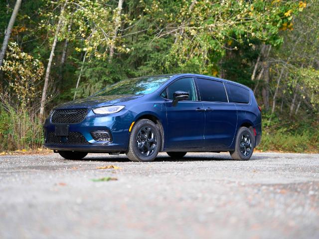 2023 Chrysler Pacifica Hybrid Limited (Stk: P618474) in Surrey - Image 1 of 22