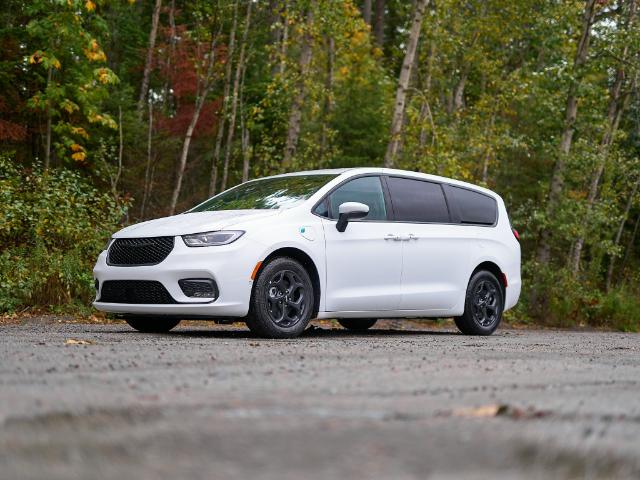 2023 Chrysler Pacifica Hybrid Touring-L (Stk: P614476) in Surrey - Image 1 of 16