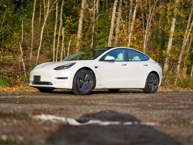2023 Tesla Model 3 Base (Stk: 20720A) in Surrey - Image 1 of 18