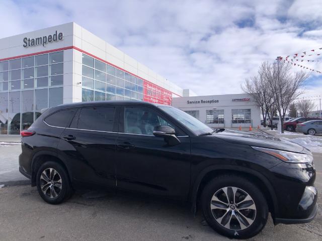 2022 Toyota Highlander XLE (Stk: 10407A) in Calgary - Image 1 of 26