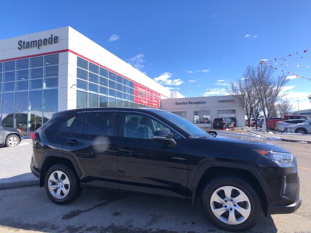 2022 Toyota RAV4 LE (Stk: 10477A) in Calgary - Image 1 of 25