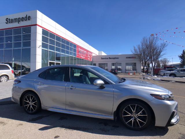2022 Toyota Camry Hybrid  (Stk: 240539A) in Calgary - Image 1 of 21