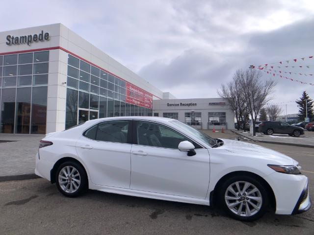 2022 Toyota Camry SE (Stk: 10490A) in Calgary - Image 1 of 22