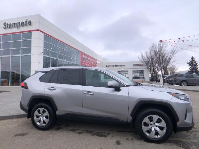 2022 Toyota RAV4 LE (Stk: 10489A) in Calgary - Image 1 of 23