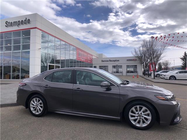 2022 Toyota Camry SE (Stk: 10510A) in Calgary - Image 1 of 23